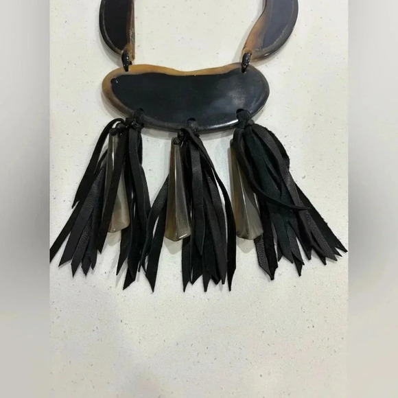 Tribal-inspired necklace made of buffalo horn and leather tassels - Picture 6 of 7
